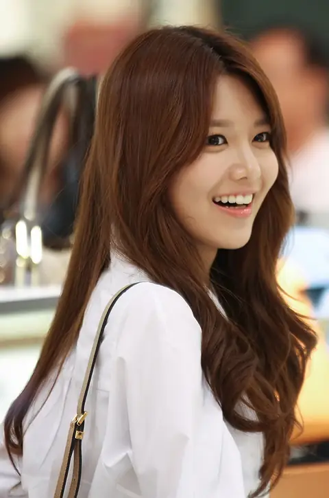 Choi Soo-young at a fansigning for Double M in September 2013 03.jpg