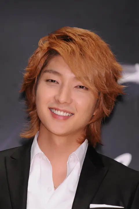 Lee Jun Ki 2009 JapanFM Press Conference.jpg