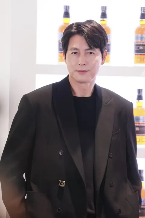 20210305—Jung Woo Sung 정우성, The Hyundai Seoul, Yeouido, Seoul (00m11s).jpg