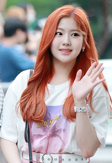 Cho Hye-yeon on the way to Music Bank at August 25, 2017.jpg