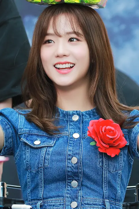 Kim Ji-soo at fansign event in Yeongdeungpo on June 30, 2019 (6).png