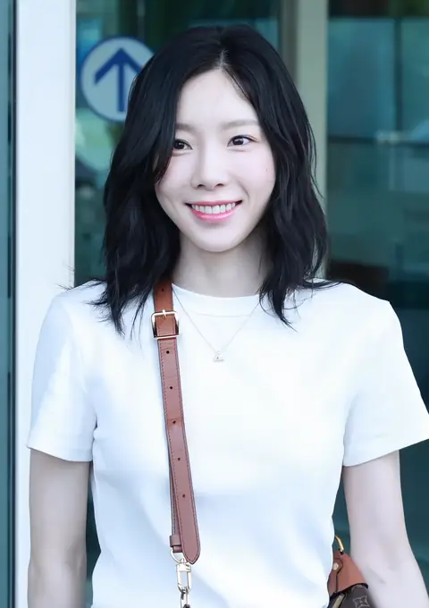 Taeyeon at Incheon Airport on 210723 (3) (cropped).png