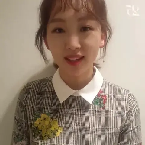 Jin Ki-joo para Marie Claire Korea -마리25주년 스타들의 축하 릴레이 - 진기주 03.png