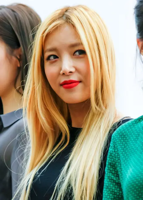 Kim Yu-bin at a fanmeet in July 2016 02.jpg