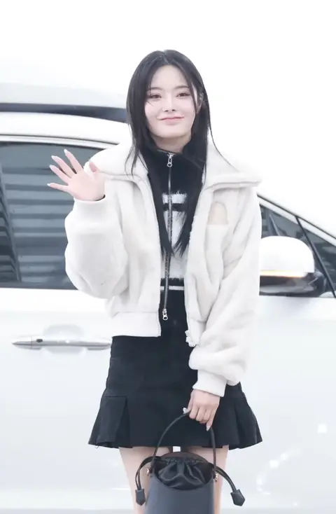 Fifty Fifty Keena at Incheon Airport.jpg