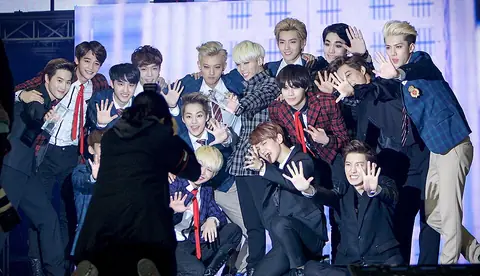 Shinee and EXO at the 2013 Melon Music Awards 02.jpg