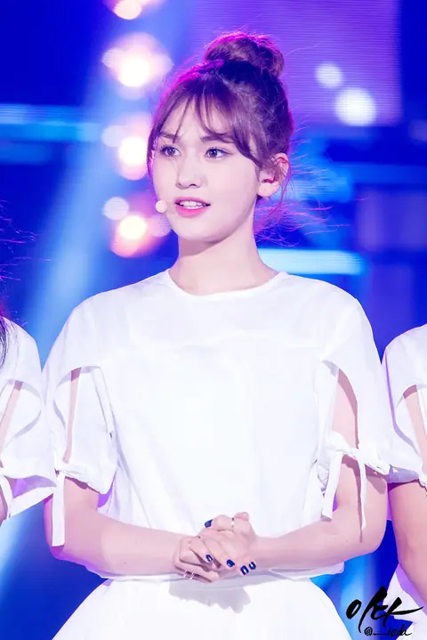 Somi I.O.I 2016 3.jpg