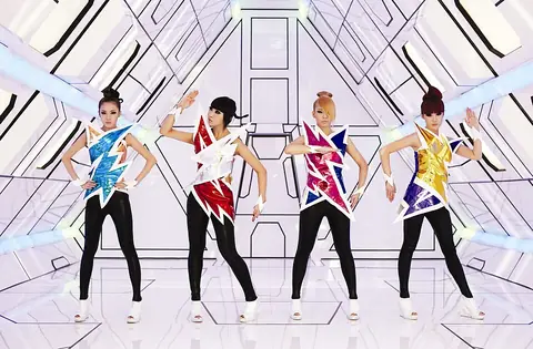 The South Korean girl group 2NE1 posing for the Korean Culture and Information Service, August 2010 (2).jpg