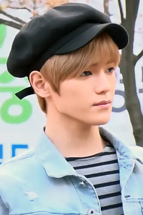 Lee Tae-yong going to a Music Bank recording in March 2018.png