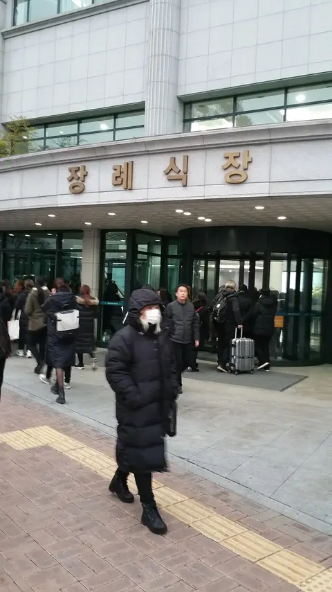 Kim Jonghyun funeral day two - 8.jpg