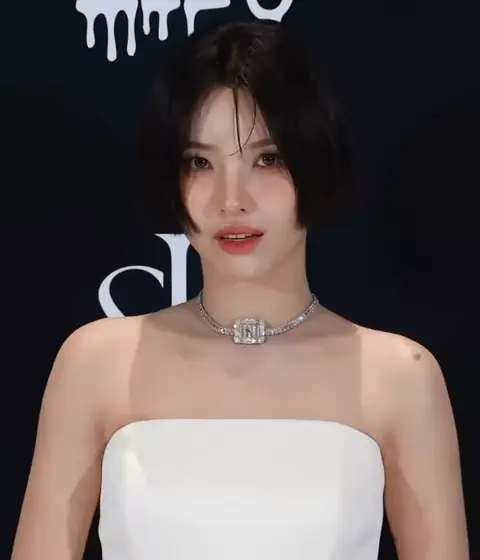 (4K) (여자)아이들 소연의 반짝이는 순간...주얼리 여신 강림 I SOYEON PhotoCall 03 (cropped).png