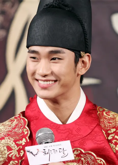 Kim Soo-hyun as Lee-hwon (Moon Embracing the Sun) 03.jpg
