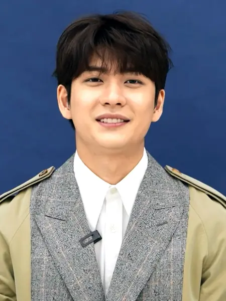 Kang Tae-oh in April 2021.jpg