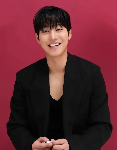 20211011 Ahn Hyo-seop 안효섭 Pop Quiz by Marie Claire Korea (6).jpg