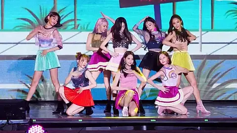 Girls' Generation performing at MBC 2017 DMZ Peace Concert 03.png
