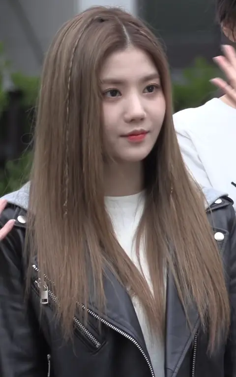 Kwon Eun-bi at Music Bank on April 19, 2019.png