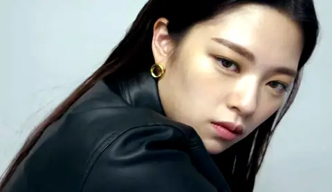 Jeongyeon for Marie Claire Korea November 2019.png