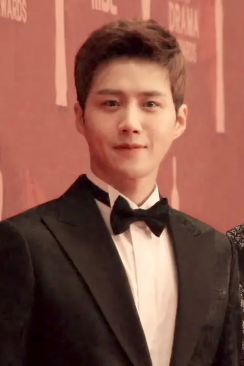 Kim Seon-ho in tuxedo attending 2017 MBC Drama Awards
