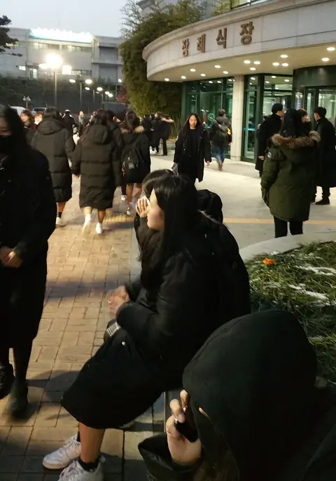 Kim Jonghyun funeral day two - 2 (cropped).jpg
