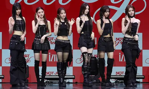 Izna in September 2025L–R: Koko, Mai, Ryu Sa-rang, Bang Jee-min, Choi Jung-eun, and Jeong Sae-bi