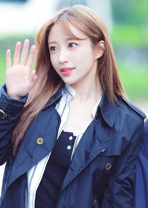 Hani to a Music Bank recording in April 2017 (2).jpg
