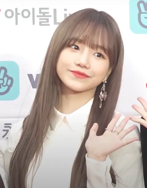Jo Yuri (조유리) of IZONE (아이즈원) in Gaon chart Kpop Award 2019.png