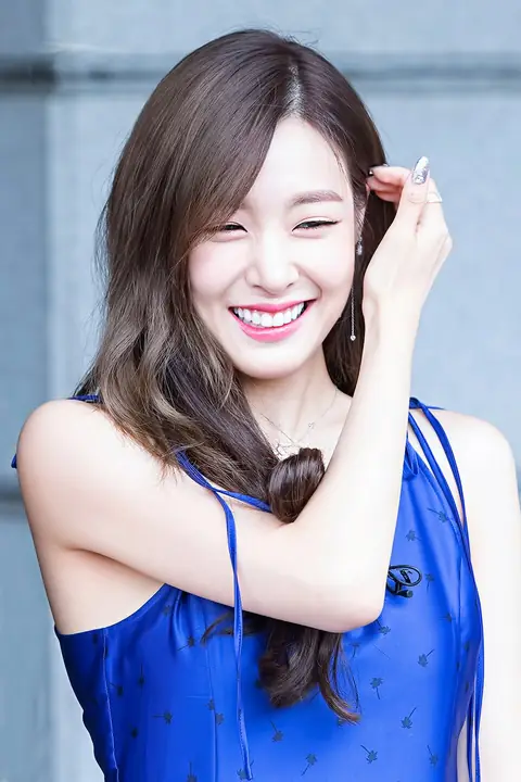 Tiffany Hwang going to a KBS Happy Together recording on September 29, 2017.jpg
