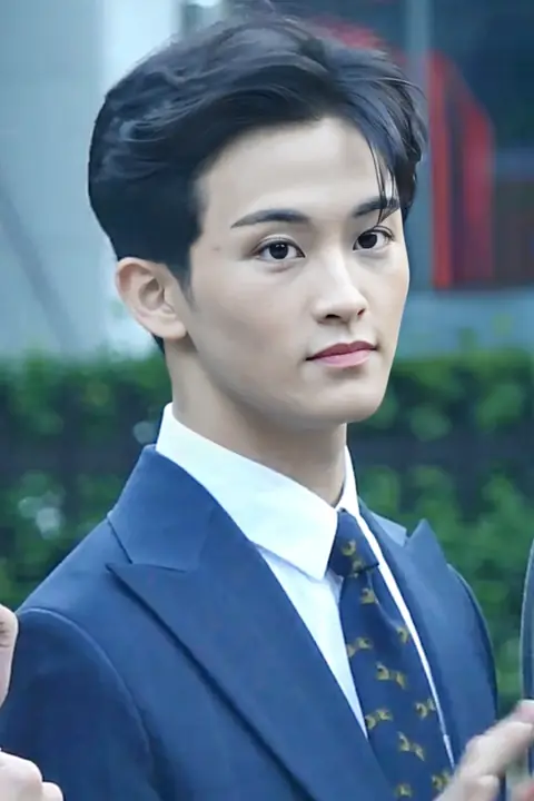 181012 Mark KBS '뮤직뱅크' 리허설 출근길 직캠 영상.png