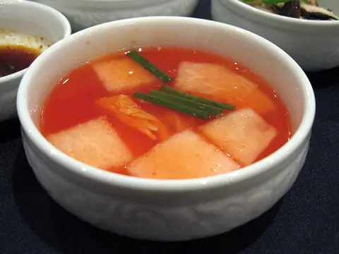 Korean cuisine-Nabak kimchi-02.jpg