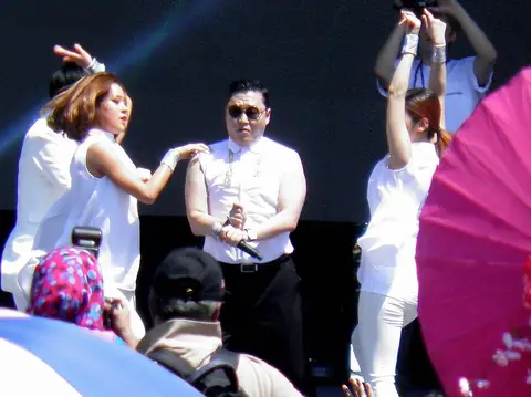 Psy performing Gangnam Style in George Town, Penang in 2013.jpg