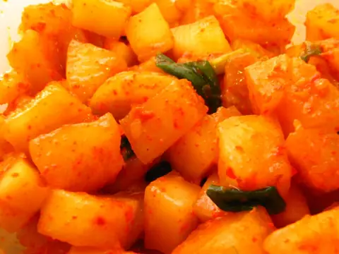 Korean.food-kkakdugi-01.jpg