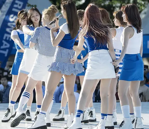 170514 포카리스웨트 30주년 블루런 행사 트와이스 15 (cropped).jpg