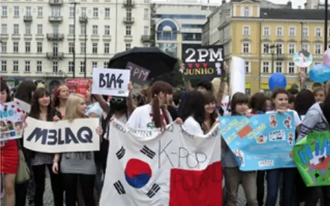 Kpop fans in poland.jpg