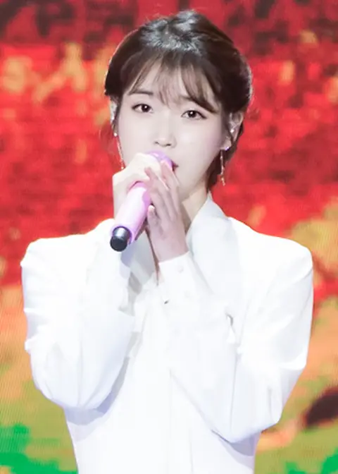 IU at Golden Disk Awards on January 10, 2018 (2).jpg