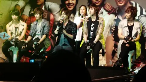 SS501 ระหว่างงานแฟนมิตติ้งที่ฮ่องกง (2009)From L to R: Kim Hyung-jun, Kim Kyu-jong, Kim Hyun-joong (leader), Heo Young-saeng, Park Jung-min