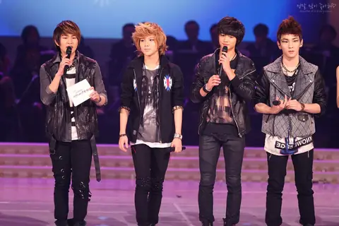 110303 KBS 창립 특집 음악회 SHINee 02.jpg