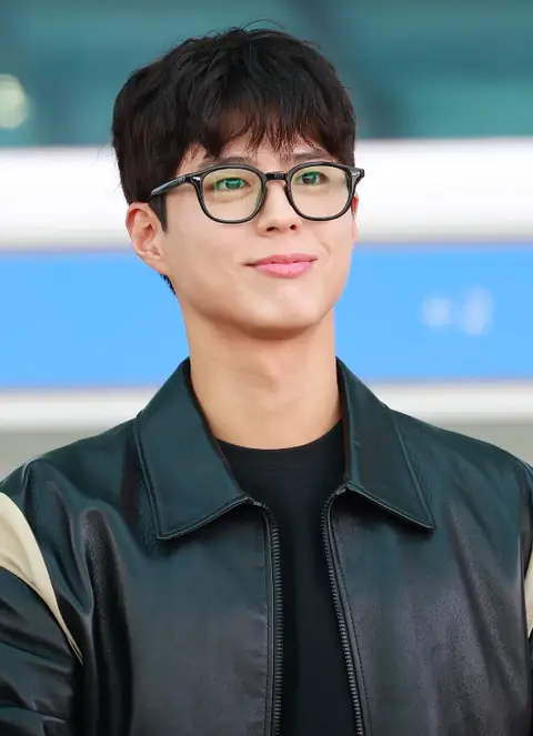 Park Bo-gum 박보검 Airport Arrival March 2025 3.png