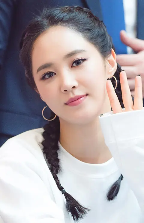 Kwon Yu-ri at fansigning event on August 13, 2017.jpg