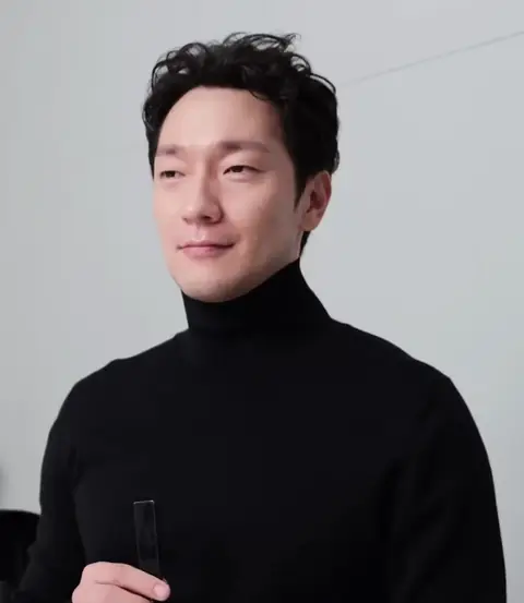 20220801 Son Seok-koo 손석구 Marie Claire Korea (1).jpg