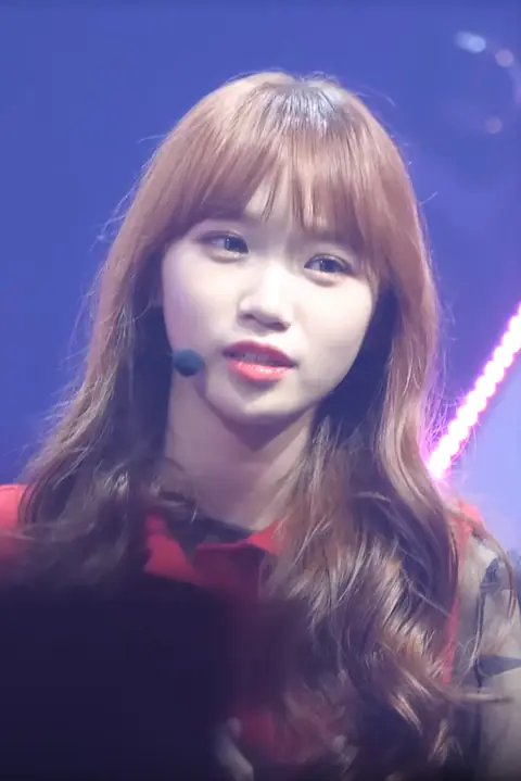 181029 IZ*ONE Chaewon 01.png