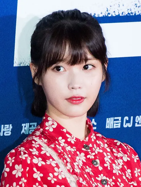 IU at "Real" VIP premiere, 27 June 2017 04.jpg