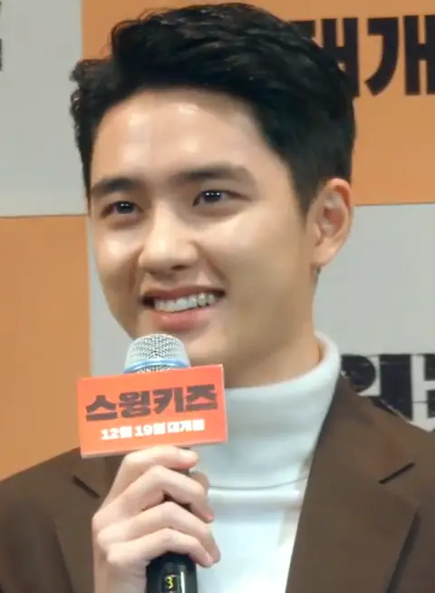 181112 도경수(디오) 포커스로 질문과 탭댄스 시연 영화 '스윙키즈' 제작보고회 직캠 영상 01.png