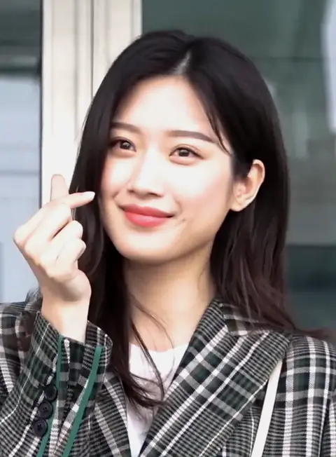 Moon Ga-young at Incheon Airport on May 27, 2019.png