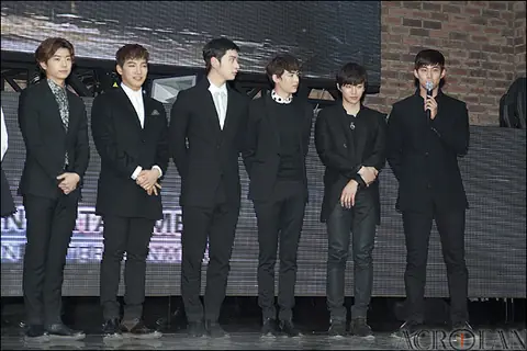ทูพีเอ็มในเดือนพฤศจิกายน 2013จากซ้ายไปขวา: อูยอง, จุนเค, ชานซอง, นิชคุณ, จุนโฮ และแทคยอน