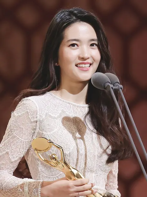 161125 제37회 청룡영화상 신인여우상 수상 김태리 직찍 (1).jpg