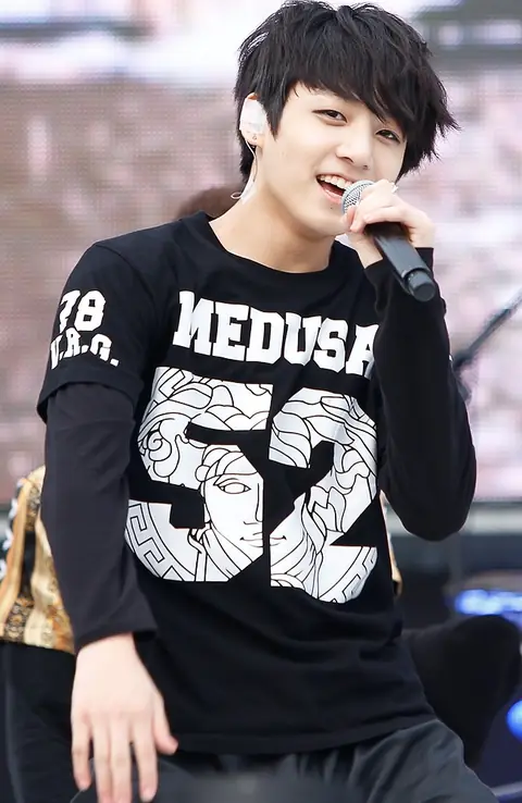 Jeon Jung-kook performing on July 27, 2013.jpg
