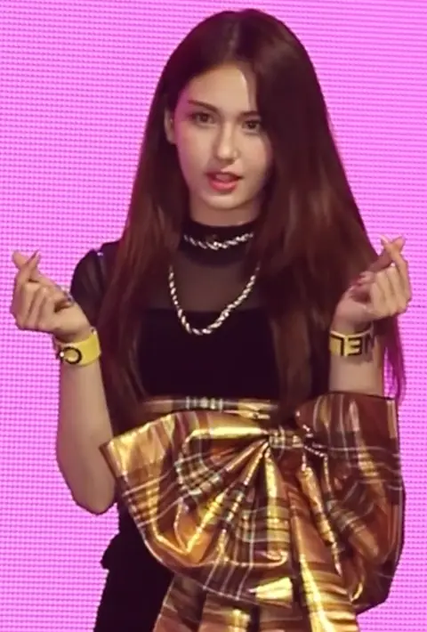 190613 Somi Birthday debut showcase (2).png