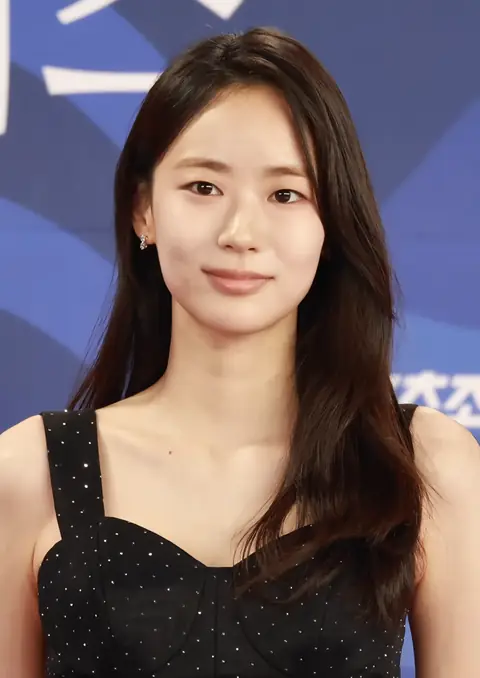Lee E-dam in a black dress