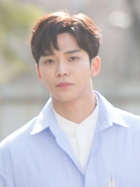 20180311 로운 SF9 인기가요 퇴근길 (1) (cropped).jpg