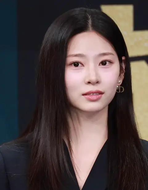 Kim Min-ju at Undercover High School promotions 01.png
